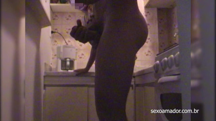Amateurs videos: Cornuto mette la telecamera in cucina per filmare la moglie...