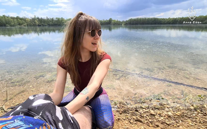 Anne Eden: Quickie basah dan berkrim di luar