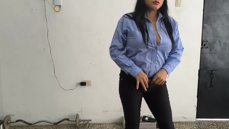 NEGRITA SEXY: Een vrouwelijke politieagent is thuis, klaar voor haar werkpauze. Ze...