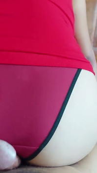 Assjob se svými roztomilými červenými kalhotkami Udělala můj penis kapat, ale nepřestávala ho třela