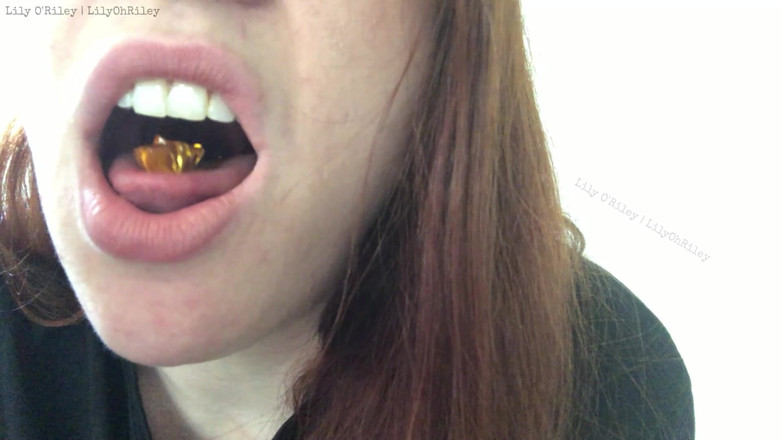 Lily O'Riley: Il consumo dell'orso gommoso con suoni in bocca