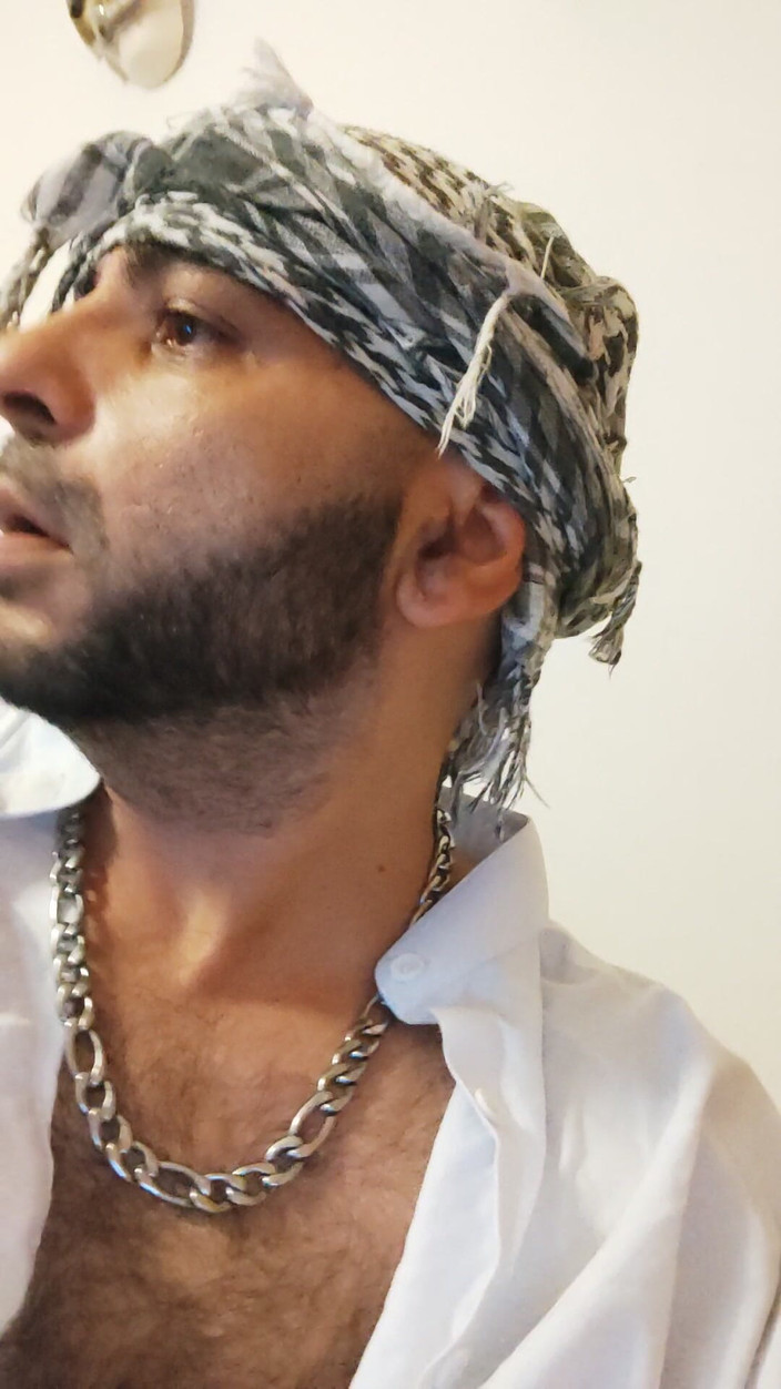 SmokedAlloy2: Makyajda, sapık bir Afgan gibi giyinmiş azgın dj-bro