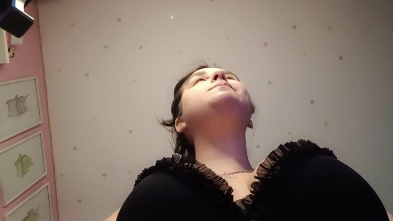 Bunny Looner: Underboob View While Doing Big Bubbles - Bunny Looner