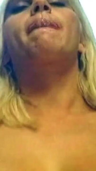Blondynka hottie palcami głęboko i waliła ostro w zaparowaną łazienkę