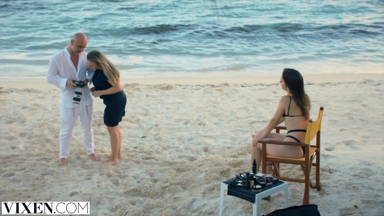 Vixen: VIxenmodellen har otroligt passionerat sex på stranden
