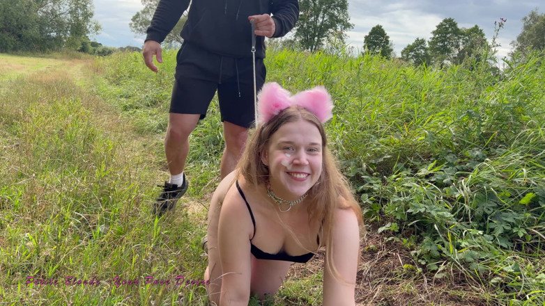 Petite blond your pure desire: Pet girl é retirada em uma coleira para uma caminhada e...