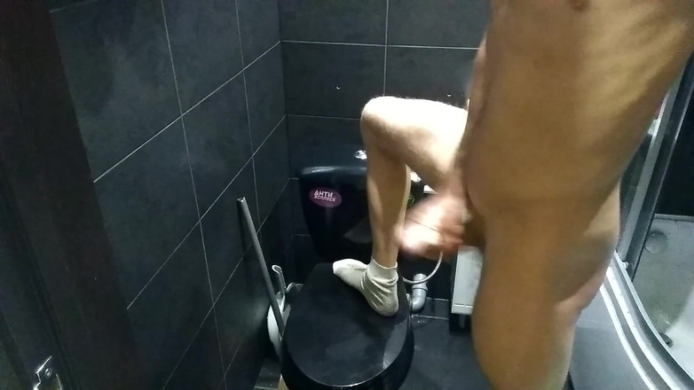 Boys in Action: Un mec mince à lunettes se branle dans la salle de...