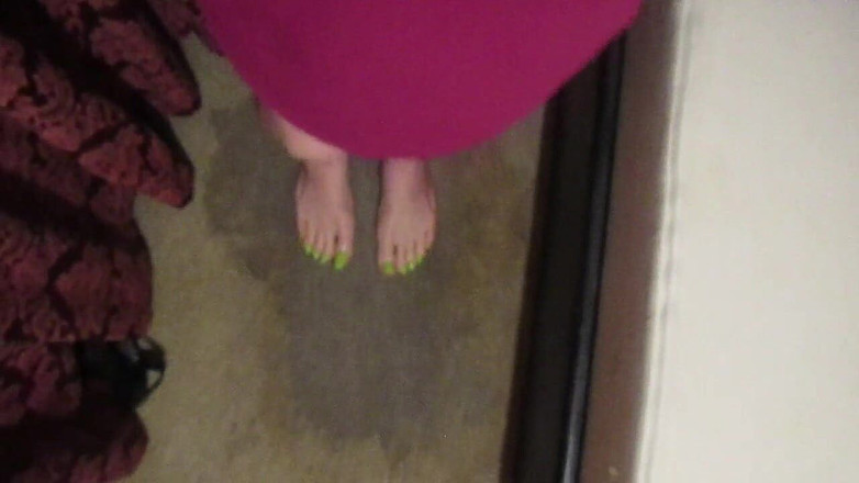 Lilly Disgrace: Tapette assise dans un patch de pisse