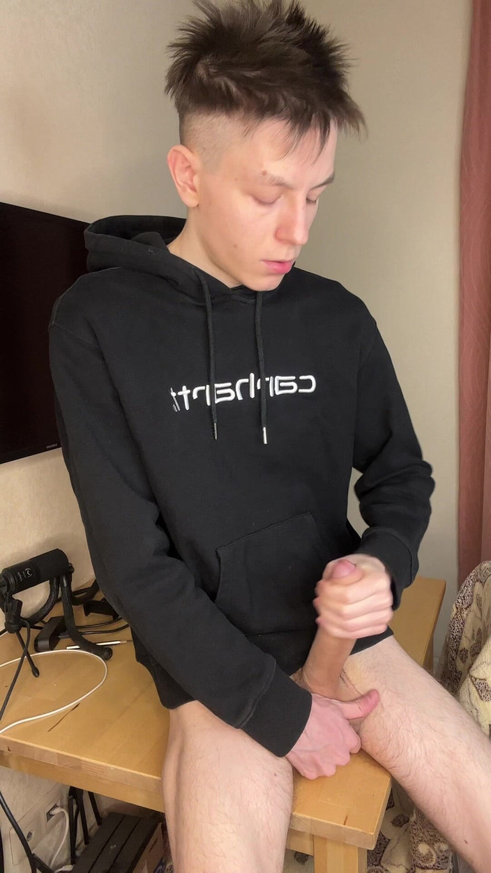 Morflot24: Mladý chlápek má tlustý provazový výstřik spermatu