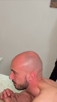 Max scopato da Jess davanti al suo amico