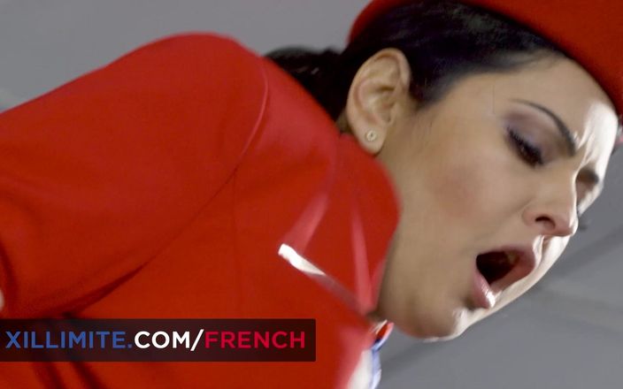 French girls at work: 객실 승무원과 함께하는 김이 모락모락 나는 레이오버
