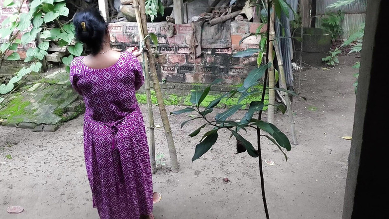 SAFI-SEXY: Eu vejo minha tia limpando o quintal, eu a abracei...