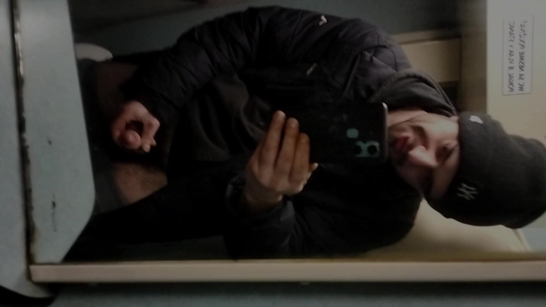 jerkofflover: Saya melancap di tandas kereta api pada musim sejuk