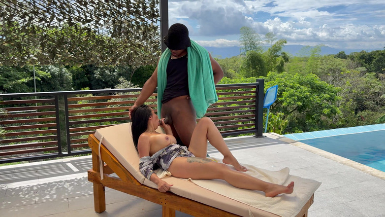 Rioc69: Una Morena Latina De Enormes Senos No Puede Resistir Follarse...