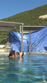 Dans les coulisses de Julia North, MILF entièrement naturelle, soft sous l’eau dans la piscine