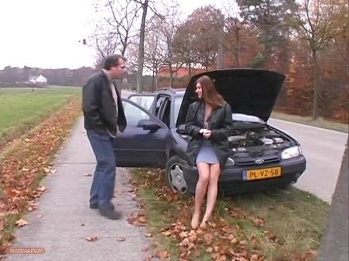 Magmafilm: 車が故障した後、彼女は彼を熱くし、それから彼女と一緒に家に帰ってきて、さらに多くのことを求めます