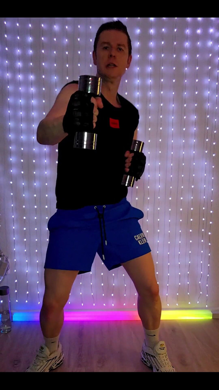 Roman Heart: Fitnesstraining in blauen Shorts