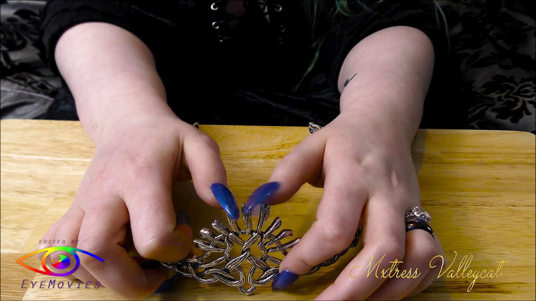 Mxtress Valleycat: ब्लू क्रोम नाखून