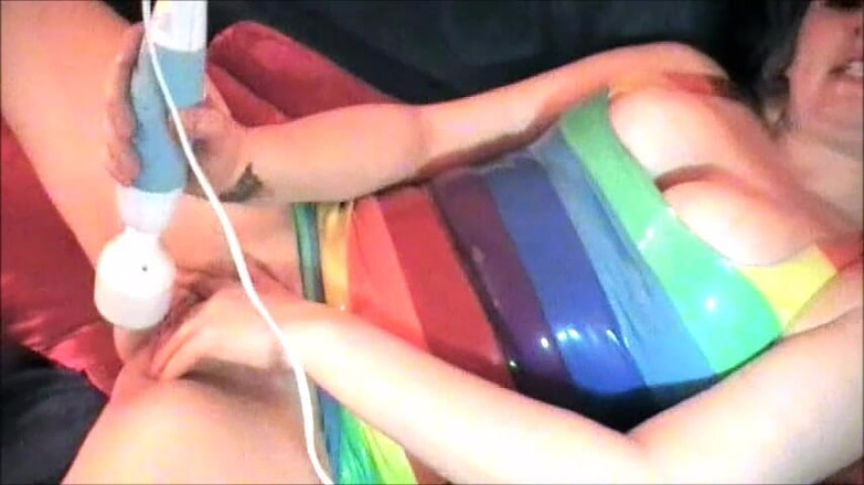 Red Heaven Media: एम्बर अपने पसंदीदा खिलौनों की कोशिश करता है!