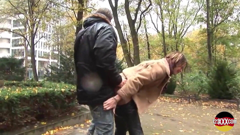 123XXX - Fucked Amateurs in Germany!: Brunetă zâmbitoare futută într-un parc