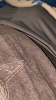 Primera paja de medianoche a mi compañero de piso, corrida
