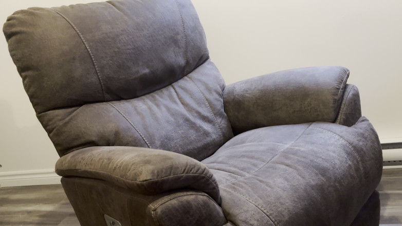 BuckDick: Jeune Vierge De 18ans Se Masturbe Devant La TV