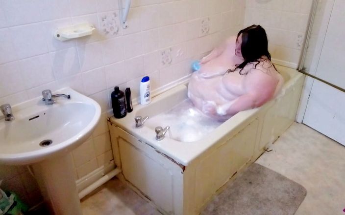 SSBBW Lady Brads: Sbbw attempts to take a bath, can she fit?