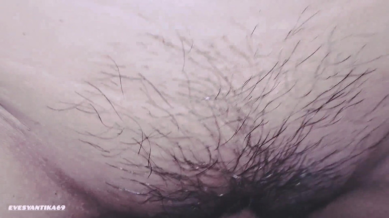 Karinsyantika: Door een mooi Sundanes meisje door haar kreunen te neuken,...