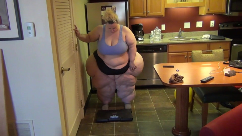 Full Weight Productions: SSBBW Bobbi Jo's failed trample &amp; sofa squash