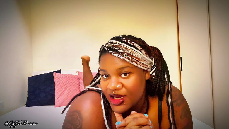 Gothic goddess domination mode: Cazzo ebano e curve provocanti