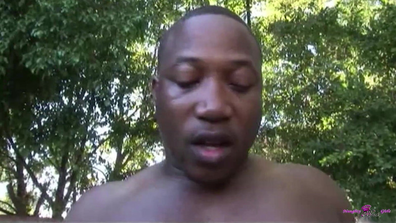 Naughty Black Girls: ゲットーでは、巨乳と小乳がいたるところに大量の精液がいます