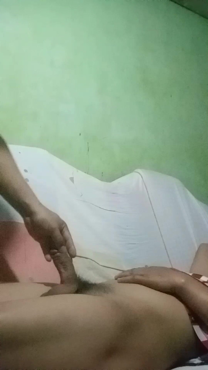 Talahib23: 농장에서 일하는 젊은 남자의 뚱뚱한 페니스