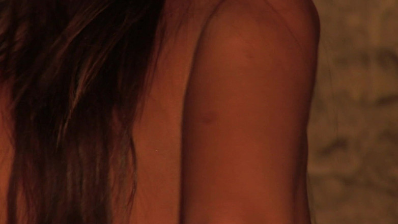 Hot Girlz: Casais viajantes fodem na caverna porque estão com tesão