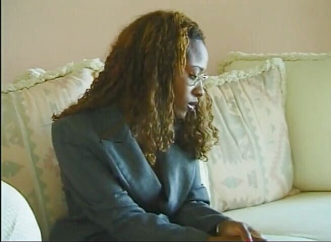 Dark Extreme: Brutta puttana milf ebano prende un cazzo bianco nel suo...