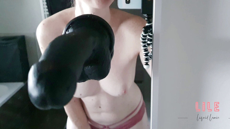 LiquidLeonie: Dildo proti zrcadlu a ukazuji mé otevřené kalhotky v rozkroku