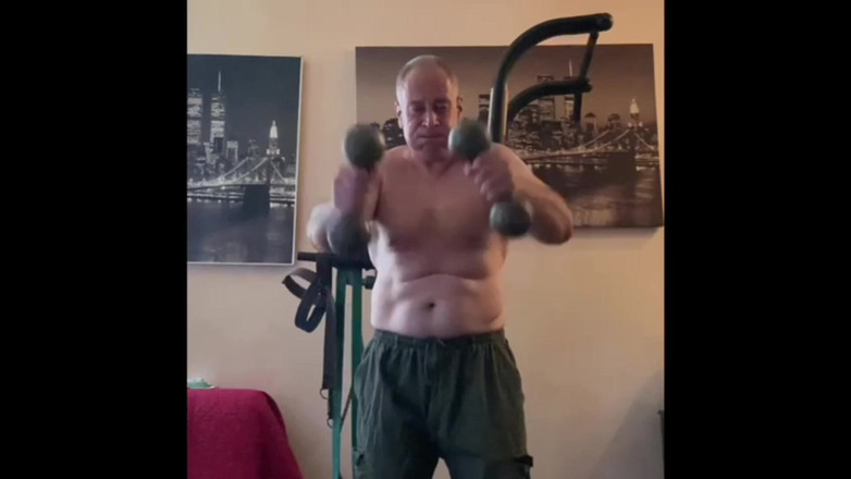 Alex Art: Güçlü adam antrenmandan sonra mastürbasyon yapıyor