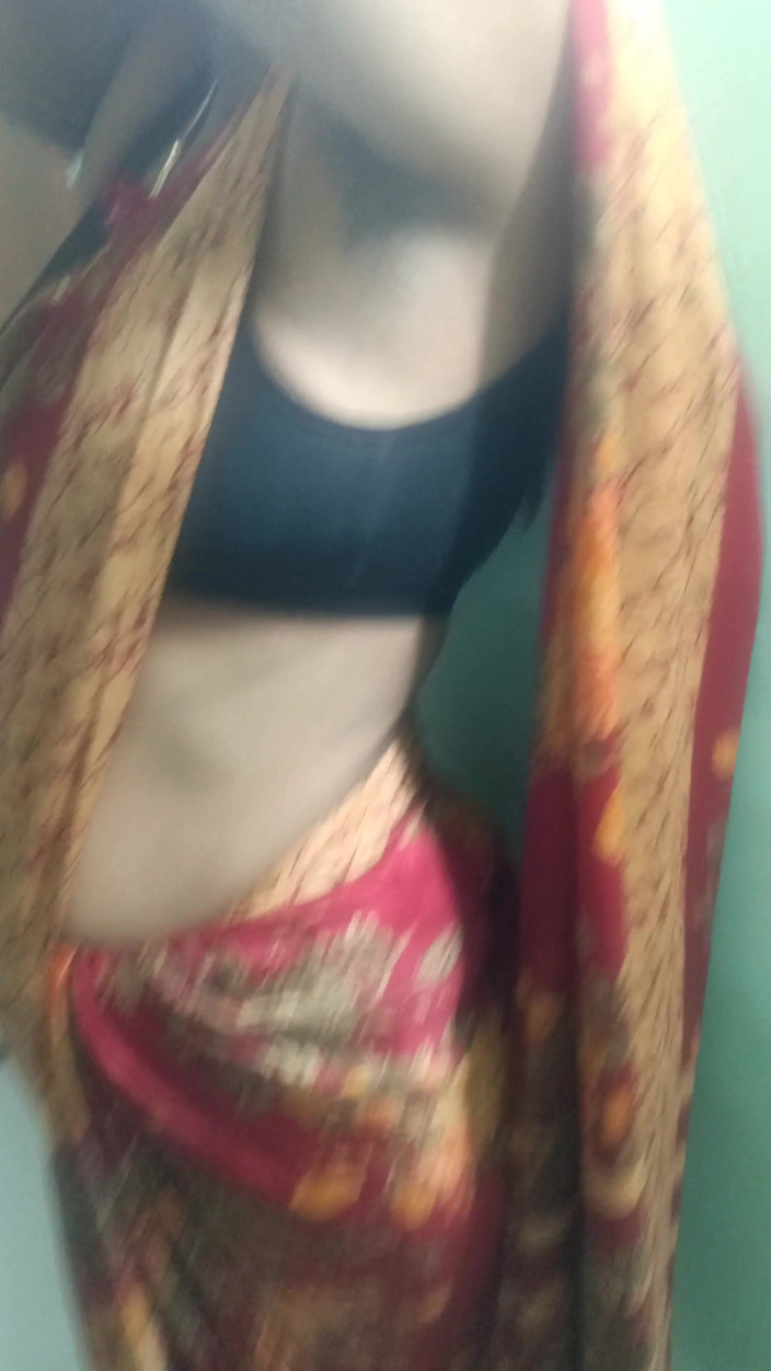 Inba: Chennai College Teacher Saree Sanding Romance in Guest House