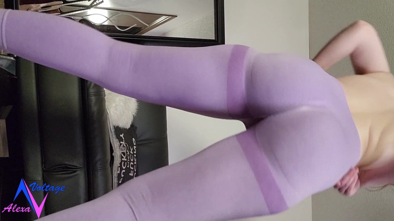 Alexa-Voltage: Squatting in Yoga Pants