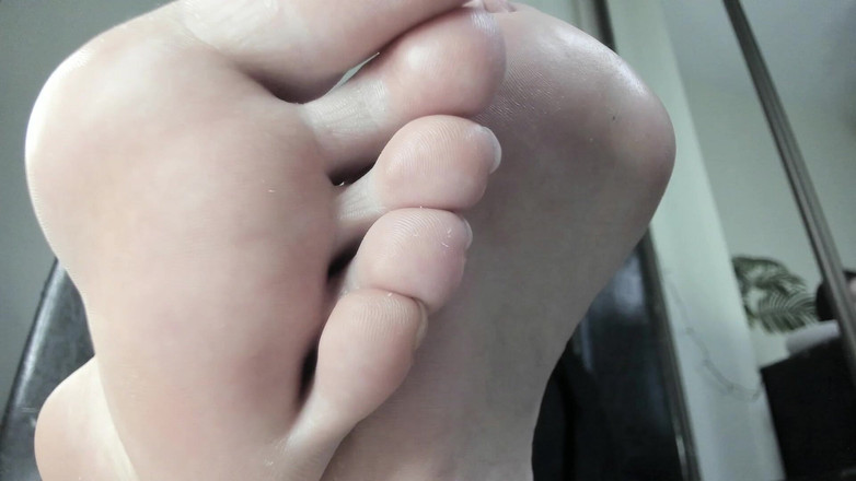 Feet lady: Close banger