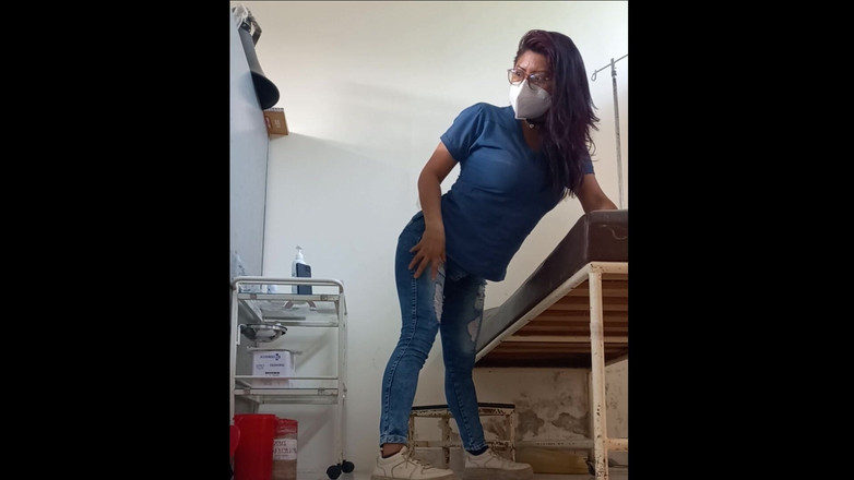 Martin13: Sono un'infermiera e sono anche una puttana