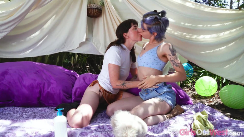 Girls Out West: Tres novias australianas tienen sexo lésbico con un montón de...