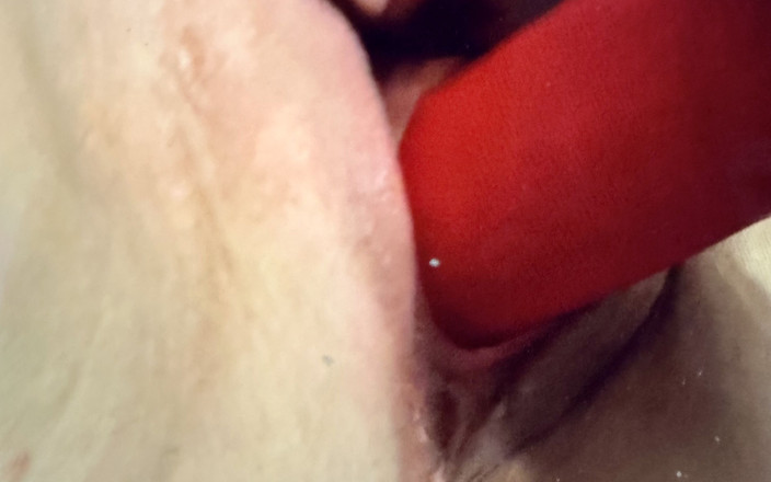 collicolleteexklusiv: Ama de casa se pone muy cachonda con consolador y...