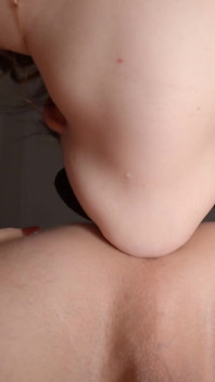 Lecca il suo culo allungato / bocciolo di rosa e si fa scopare