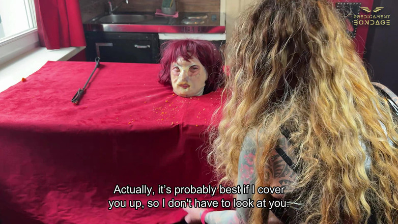 Dominatrix Frida: भोजन की मेज पर शक्तिहीन गुलाम को अपमानित करना (223)