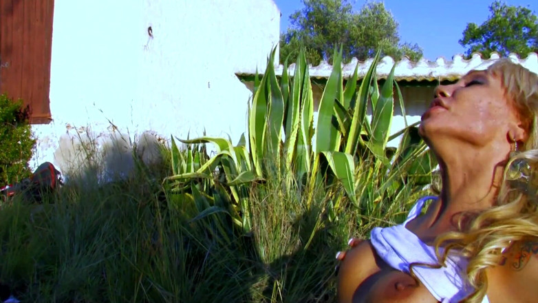 German amateur - 100% German hardcore videos: Spanish milf riding cock outside