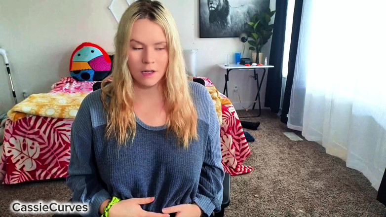 Cassie Curves: 뚱뚱한 발정난 비보 알약 1부
