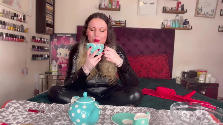 MissFFW: Paní Ffw pije čaj, dokud se nevystříká na chcaní