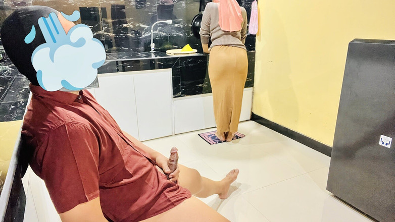 Nadalyne: Pembantu rumah bertudung berpantat besar menangkap bos melancap di dapur