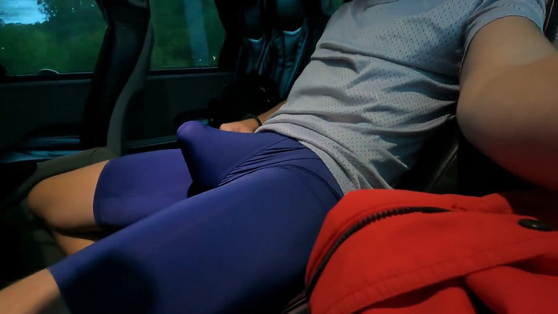 Cool Body: İç çamaşırlı bir otobüse biniyorum ve benim hakkımda şüpheli insanlarla mastürbasyon yapıyorum