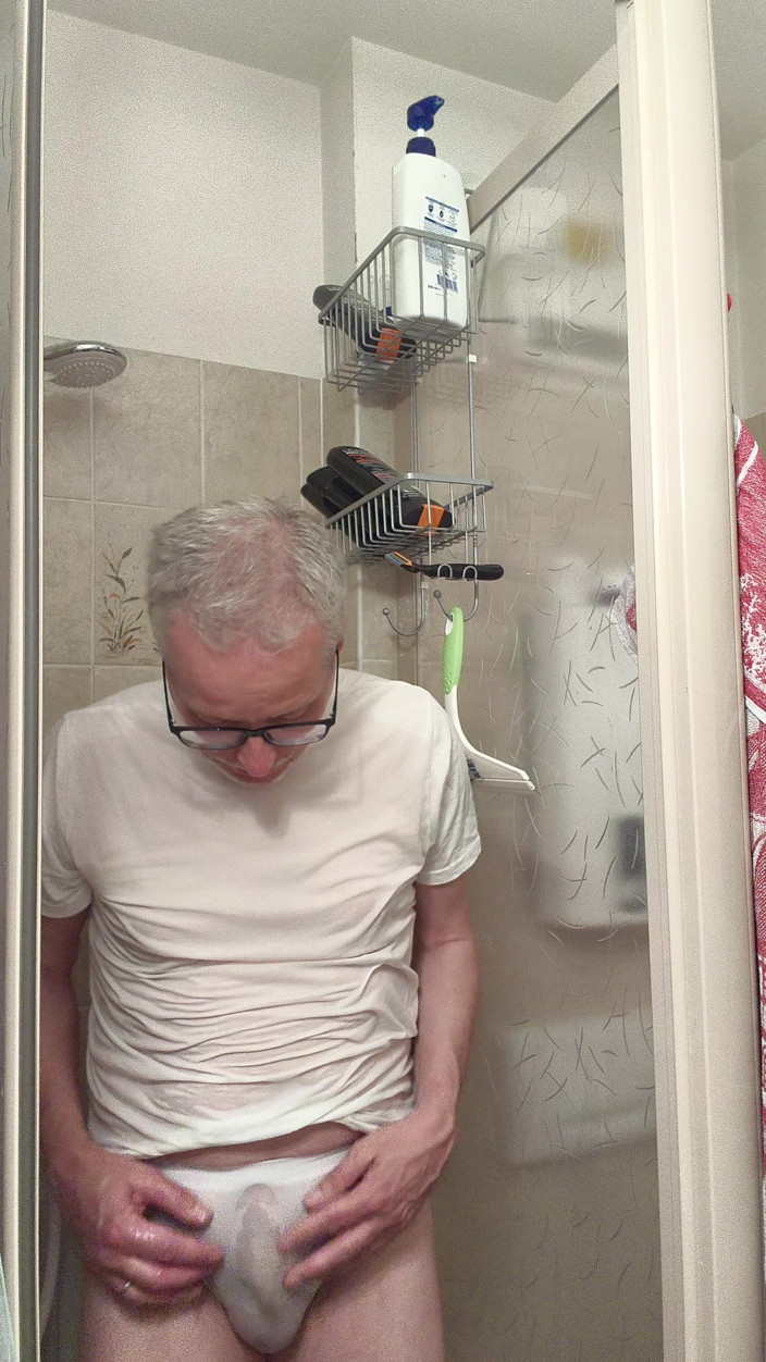 loenne1: T-shirt mouillé et sous-vêtements mouillés sous la douche